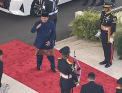 Pakai Baju Adat Betawi, Prabowo Subianto Tiba di Gedung MPR/DPR Jelang Pelantikan