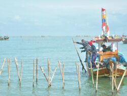 Koarmada I Bersama Masyarakat Terus Berjibaku Bongkar Pagar Laut di Tangerang