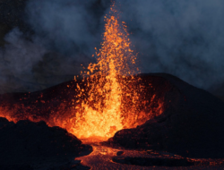Erupsi Gunung Merapi: 15 Guguran Lava dan Peringatan BPPTKG