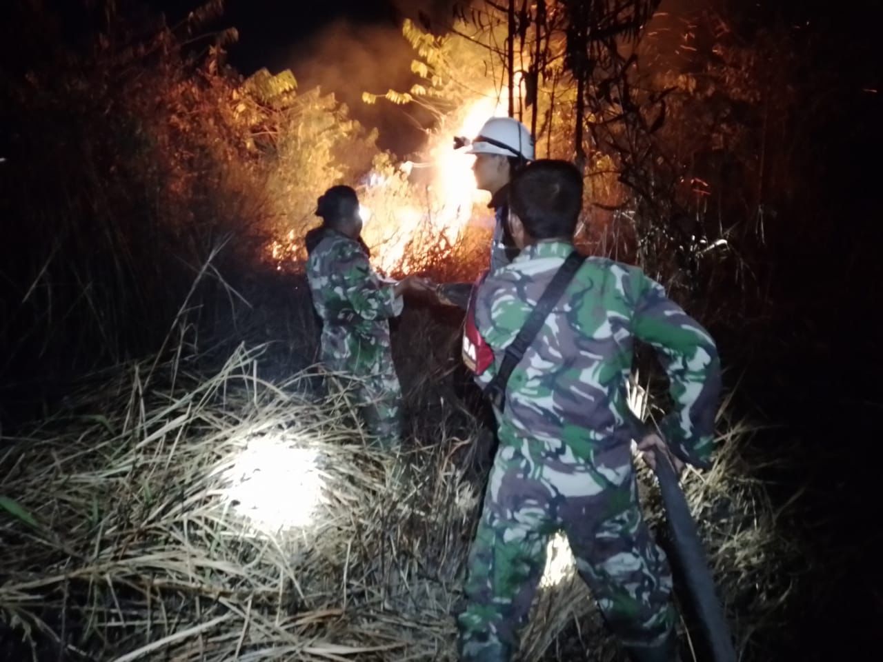Tim-gabungan-melakuan-pemadaman-api-yang-membakar-lahan-di-Kota-Tarakan-Kalimantan-Utara