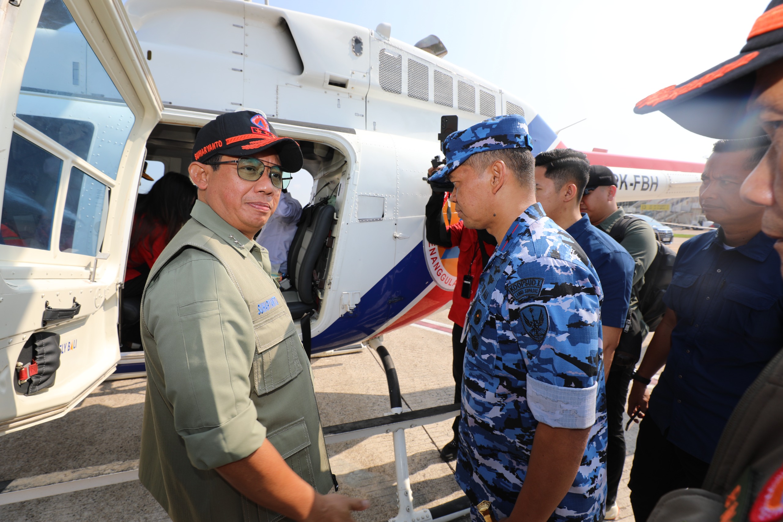 Kepala BNPB Suharyanto bersama Menteri LHK Hanif Faisol dan Gubernur Kalbar Ria Norsan meninjau penanganan karhutla di Kalimantan Barat, 1 Agustus 2025.