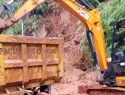 Hujan Ekstrem Picu Longsor di Padang, Akses Jalan Sempat Tersendat