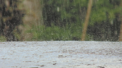BRIN Temukan Mikroplastik di Air Hujan, DPR Mendesak Regulasi Limbah Tekstil dan Fast Fashion