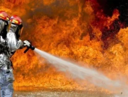 Dua Dirawat di Rumah Sakit Usai Galangan Kapal Selam Inggris Terbakar