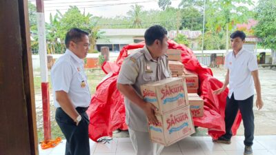 Dinsos P3AKB Sanggau Serahkan Bantuan Banjir di Desa Binjai