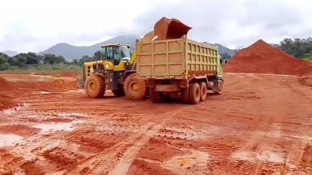 Dokumentasi aktivitas penambangan bauksit di kalimantan barat. Foto: (Dok. Dhn/Faktakalbar.id)